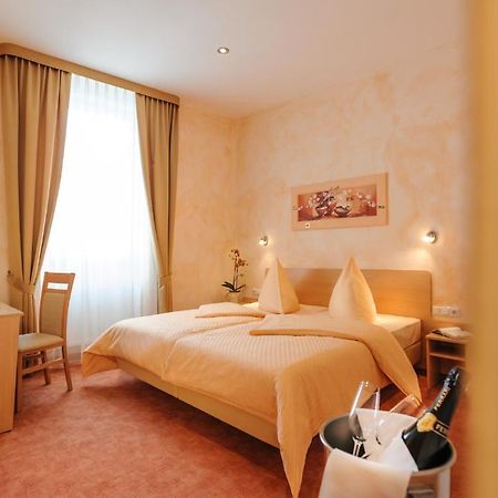 Hotel Mediterraneo นอยชตัดท์ อัน แดร์ ไวน์ชตราเซอ ห้อง รูปภาพ