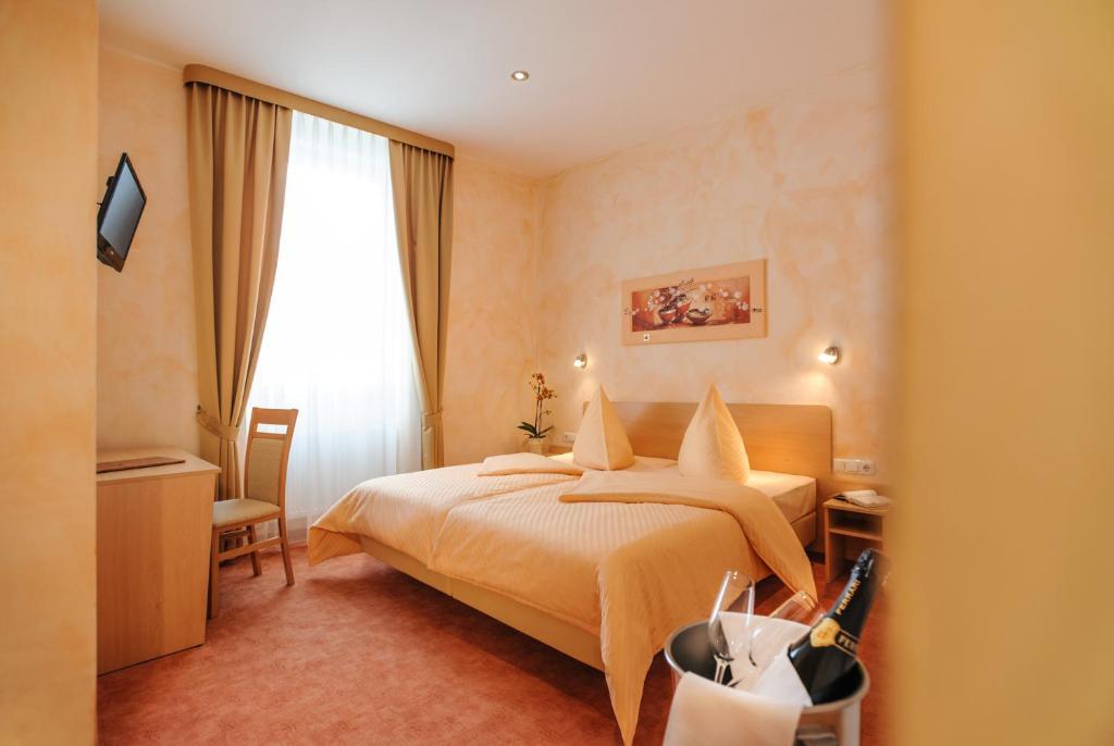 Hotel Mediterraneo นอยชตัดท์ อัน แดร์ ไวน์ชตราเซอ ห้อง รูปภาพ