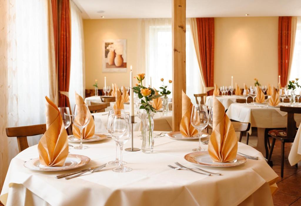 Hotel Mediterraneo นอยชตัดท์ อัน แดร์ ไวน์ชตราเซอ ภายนอก รูปภาพ